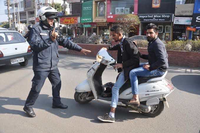 Traffic Challan: कार या बाइक का कौन काट सकता है चालान? यहां जानिए अपने अधिकार